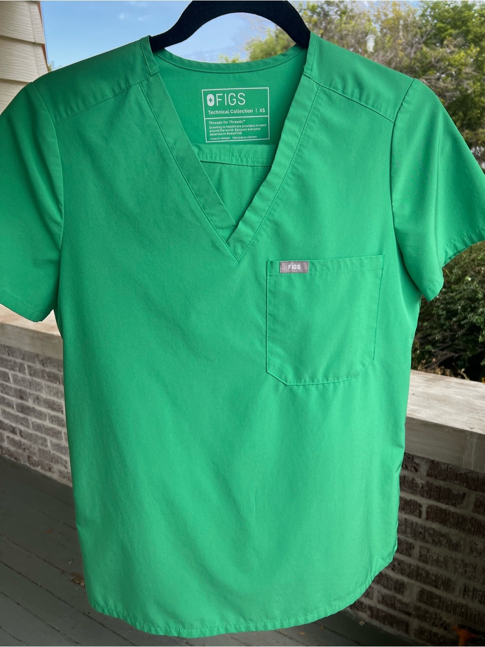 FIGS Women’s Scrub Top and Bottom in bright Kelly Green